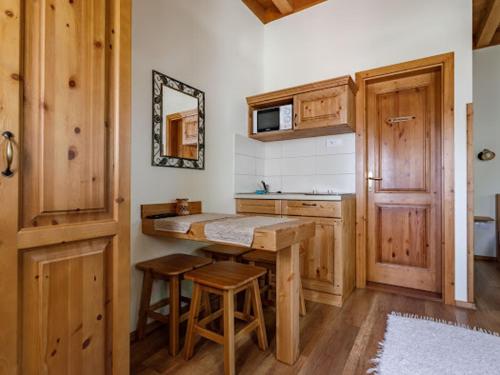 Kuchyň nebo kuchyňský kout v ubytování Tóth Vendégház és Apartmanház Újfehértó