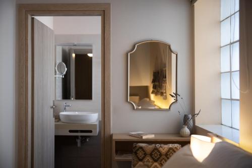 un bagno con lavandino e specchio di Searocks Villas Exclusive Resort a Kalamáta