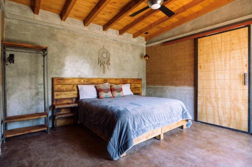 Tempat tidur dalam kamar di UvaUva eco-retreat