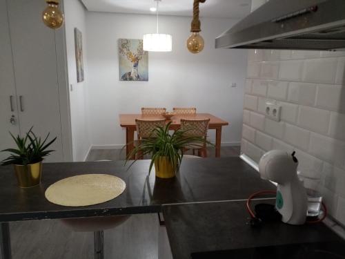 cocina con encimera negra y mesa en Apartamento céntrico recién reformado en Murcia