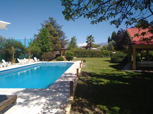 una piscina en un patio con una casa en La Masia en Chacras de Coria