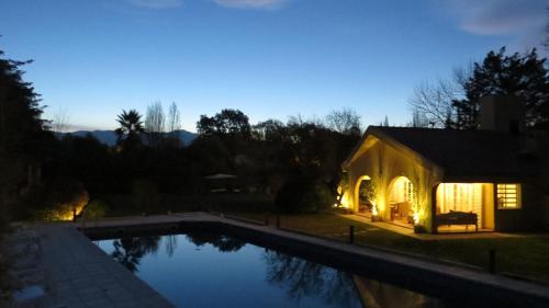 una casa con piscina di notte di La Masia a Chacras de Coria