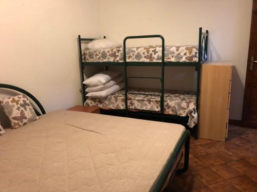 um quarto com 2 beliches e uma mesa em Residenza Maria em Ala di Stura