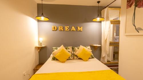 a bedroom with a bed with a dream sign on the wall at Apartamentos Praça da Sé in Salvador