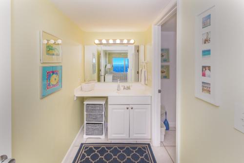 Gallery image of Destin Towers - MIDDLE UNIT ON THE BEACH! August, Sept, Oct Dates Available! in Destin
