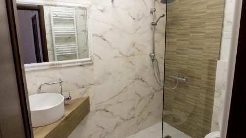 Ένα μπάνιο στο M Rooms