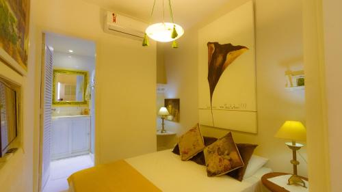 a bedroom with a bed and a bathroom at Apartamento do Washington in Salvador