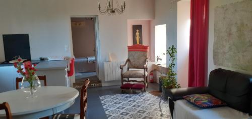 - un salon avec un canapé et une table dans l'établissement Domaine Pastel, à Besson
