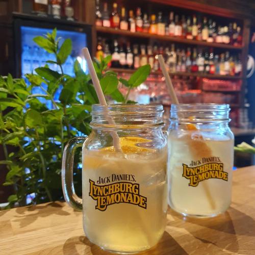 two mason jars of lemonade sitting on a table at Pensjonat Retro in Łomża