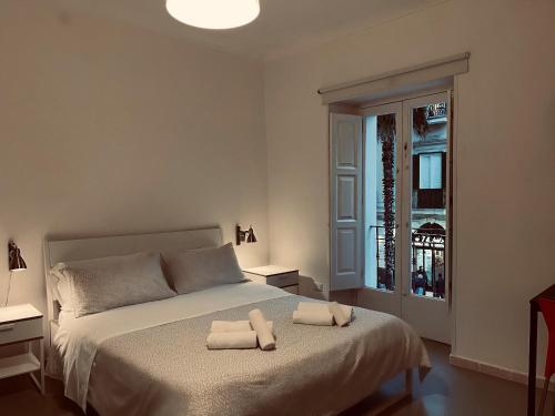 um quarto com uma cama com duas toalhas em Palazzo Berardi em Taranto