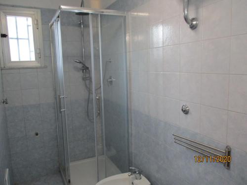 y baño con ducha y aseo. en Giardino degli aranci - Resort en Baronissi