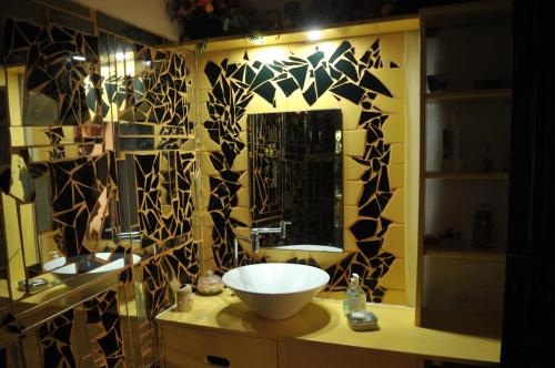 a bathroom with a sink and a mirror at Fabuleux Studio Petit Marrakech in Dakar