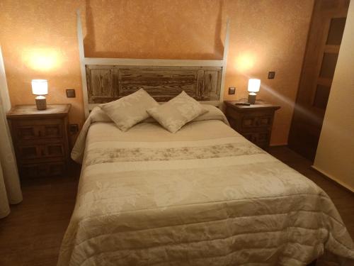 A bed or beds in a room at La Cerca