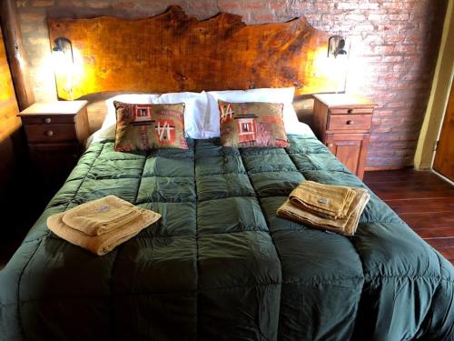ein Schlafzimmer mit einem großen grünen Bett mit zwei Nachttischen in der Unterkunft Terrazas De Potrero in Potrero de Garay