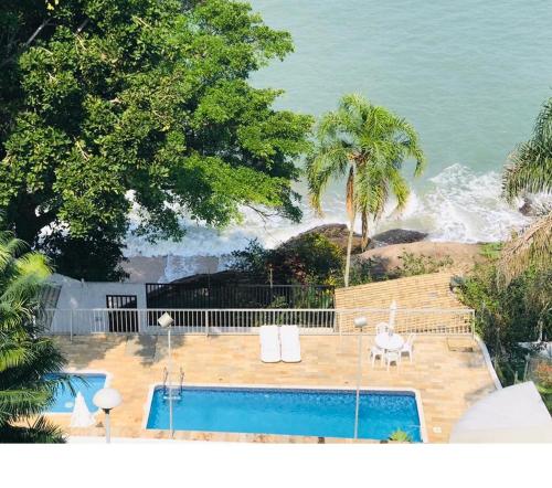 Swimmingpoolen hos eller tæt på Lindo Duplex Pé Na Areia com Praia Privativa