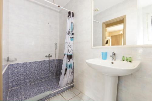 y baño con lavabo y ducha. en Filon, en Pireo