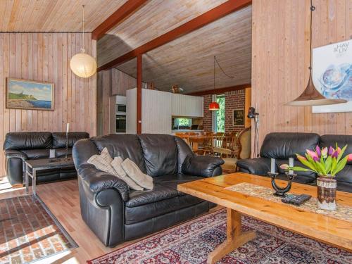 Posezení v ubytování 6 person holiday home in Ørsted-By Traum