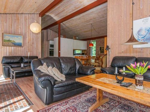 sala de estar con sofá de cuero y mesa en 6 person holiday home in rsted, en Udbyhøj