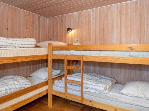UlfborgにあるHoliday home Ulfborg IIのキャビン内の二段ベッド4台が備わる客室です。