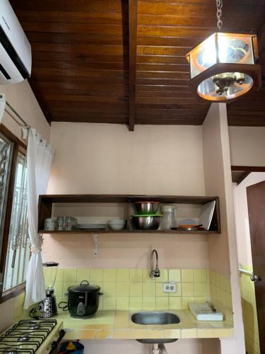Kuchyň nebo kuchyňský kout v ubytování Cabañas Ecologicas Cayapas