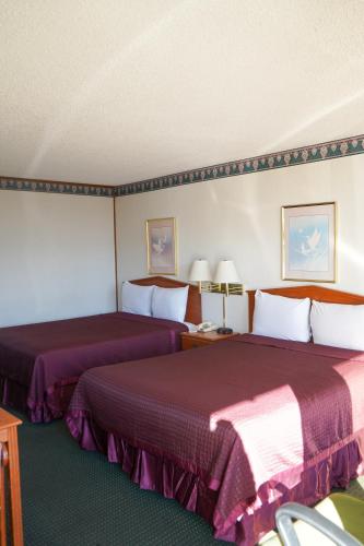 Ένα ή περισσότερα κρεβάτια σε δωμάτιο στο Sunset Inn Clarksville