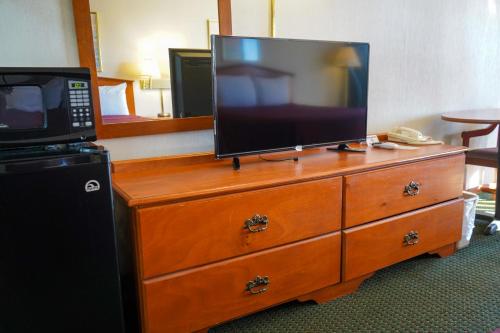 Μια τηλεόραση ή/και κέντρο ψυχαγωγίας στο Sunset Inn Clarksville