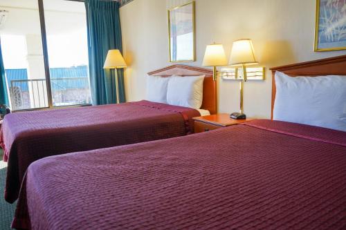 Ένα ή περισσότερα κρεβάτια σε δωμάτιο στο Sunset Inn Clarksville