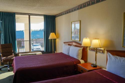 Ένα ή περισσότερα κρεβάτια σε δωμάτιο στο Sunset Inn Clarksville