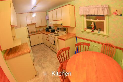 A kitchen or kitchenette at Comfort Home Toronto