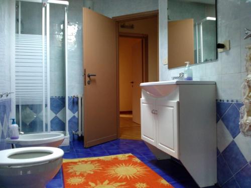 ヴェローナにあるMansarda Raggio Di Soleのバスルーム(トイレ、洗面台、シャワー付)