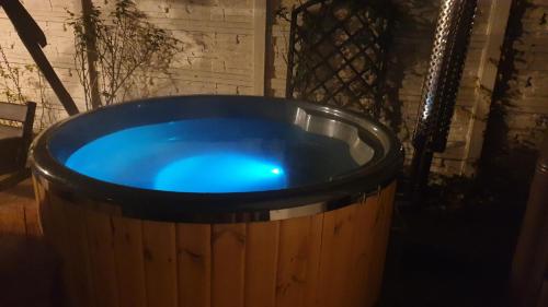 a large blue tub sitting in a wooden barrel at Dom całoroczny nad Bugiem in Wasilew Szlachecki