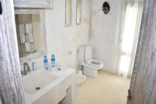 Un baño de The Villa Luxury Suites Hotel