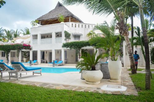 Bazén v ubytování The Villa Luxury Suites Hotel nebo v jeho okolí