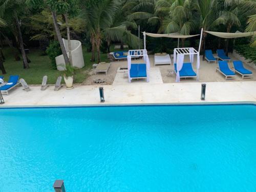 La alberca dentro o cerca de The Villa Luxury Suites Hotel