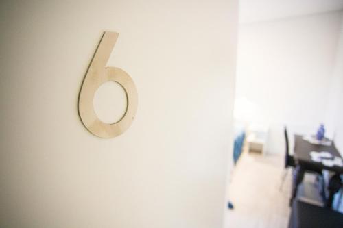 a wooden number on the wall of a room at Fonte Velha in Castelões- Penafiel