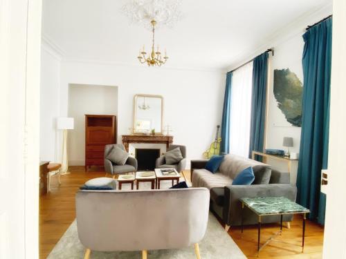 a living room with a couch and a table at Manoir 1838 à - 3 km du Zoo de Beauval & proche des châteaux in Saint-Aignan