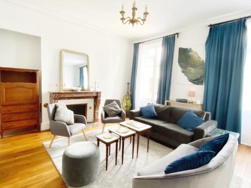 uma sala de estar com um sofá e cadeiras e uma lareira em Manoir 1838 à - 3 km du Zoo de Beauval & proche des châteaux em Saint-Aignan