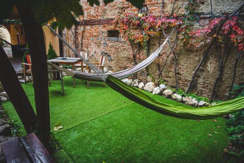 eine Hängematte im Hof eines Hauses in der Unterkunft Luky 12 in Braşov