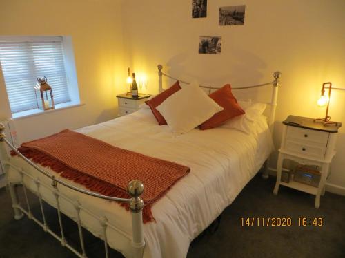 
A bed or beds in a room at Pengelly - Luxury converted Fisherman’s Net Loft

