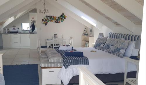 um quarto com uma cama grande e um sofá em The Loft on Malmok em Paternoster