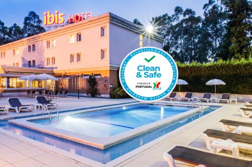 a sign for the clean and safe swimming pool at a hotel at Hotel ibis Porto Sul Europarque in Santa Maria da Feira