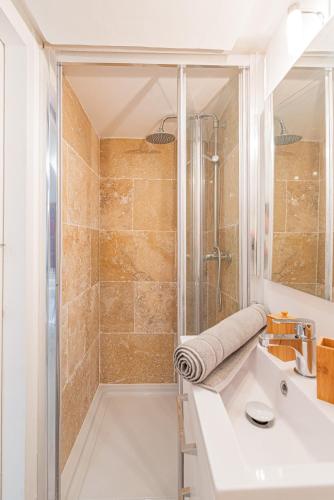 une salle de bain avec douche et lavabo dans l'établissement Vence...ses vieilles pierres, à Vence