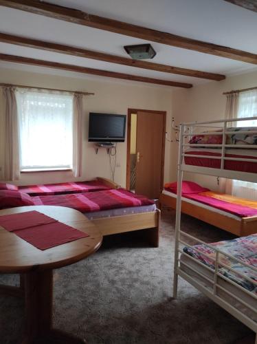 Ένα ή περισσότερα κρεβάτια σε δωμάτιο στο чарівний куточок