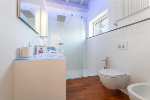 Bilik mandi di Design Villa in Piedimonte Etneo