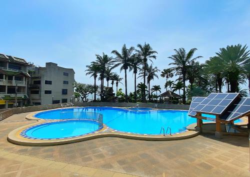 una piscina con un panel solar encima en PMY Beach Resort, en Rayong