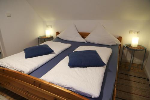 Ένα ή περισσότερα κρεβάτια σε δωμάτιο στο Cafe-Konditorei-Pension Sander