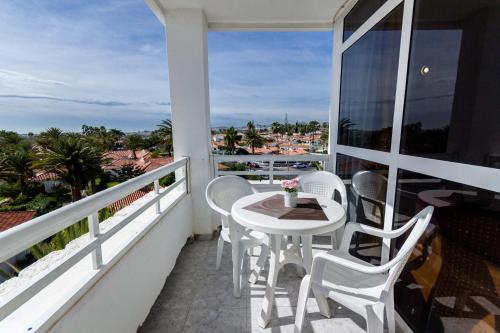 Un balcón con mesa y sillas y una vista en Seaview Friendly Holiday Home 1, en Playa del Inglés