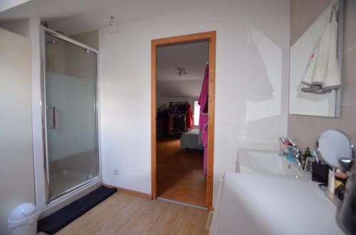 La salle de bains est pourvue d'une douche, d'un lavabo et d'un miroir. dans l'établissement #CosyCorbie Maison à Corbie à 11 minute du centre Amiens, à Corbie