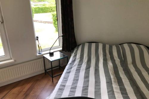 Postel nebo postele na pokoji v ubytování Rustig gelegen bungalow in mooi Havelte (Drenthe)