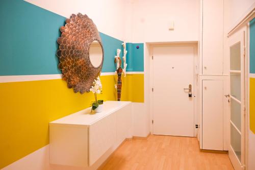 uma casa de banho com um espelho e um armário branco em Elegant Suite Altes AKH em Viena